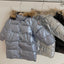 Chaqueta de plumas de longitud media para niños con cuello de piel