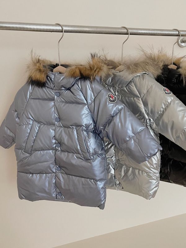 Chaqueta de plumas de longitud media para niños con cuello de piel