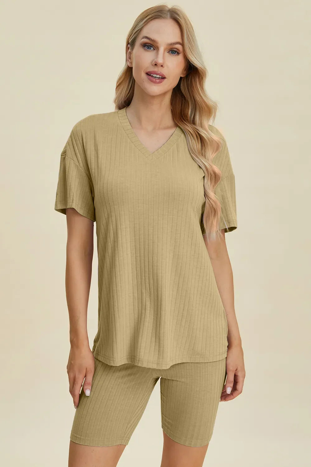 Conjunto de Top y Shorts de Cuello en V de Tamaño Completo Basic Bae