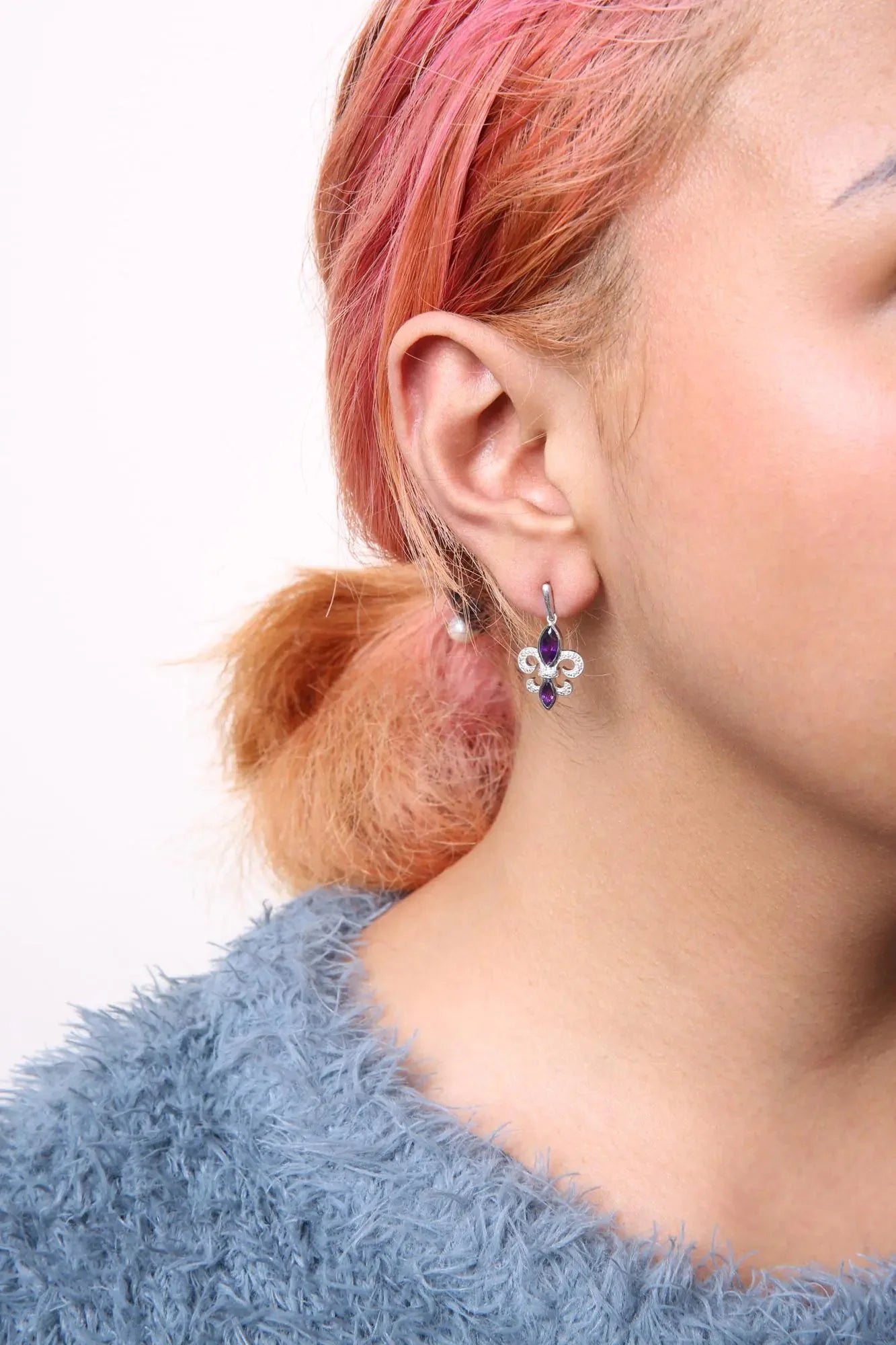 Pendientes colgantes de amatista y diamante en plata esterlina .925 con diseño de flor de lis