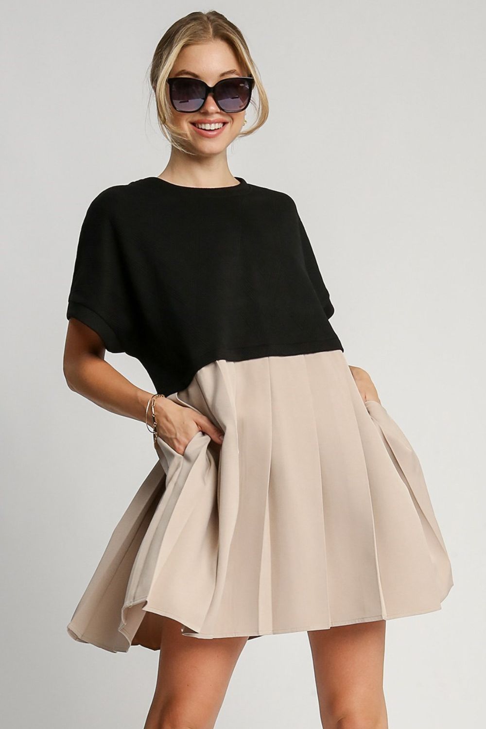 Elegant Black Plus Size Round Neck Dress with Pockets