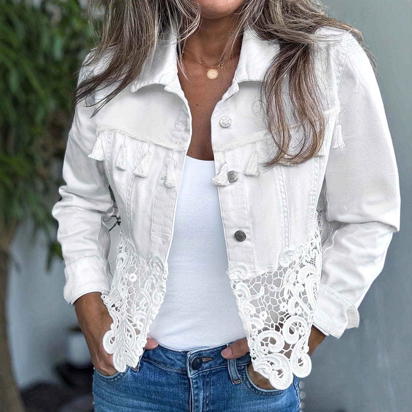 Abrigo de mujer con cuello, dobladillo, diseño de calado y flecos