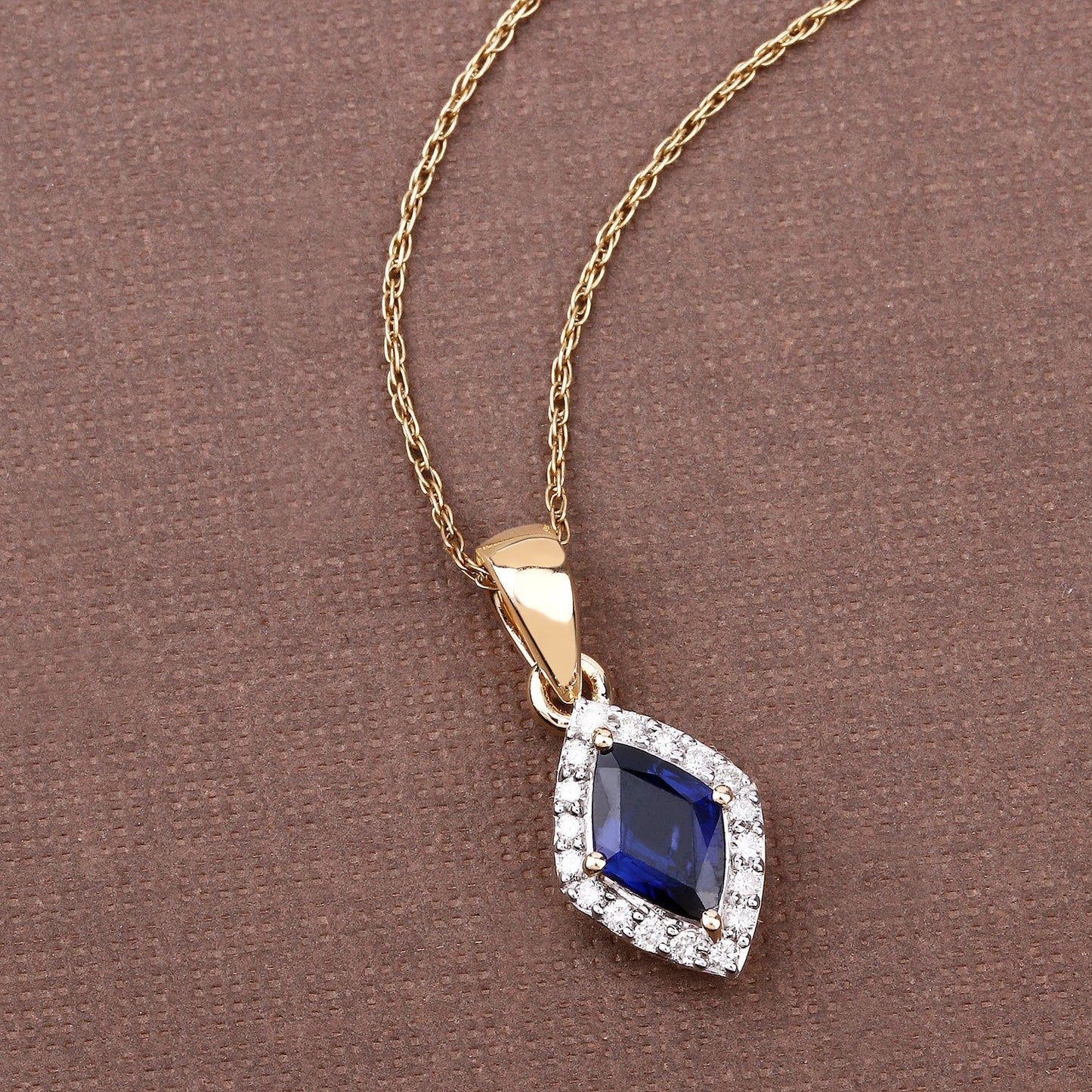 Colgante de Zafiro Azul y Diamante de 0.92 Quilates en Oro de 14K