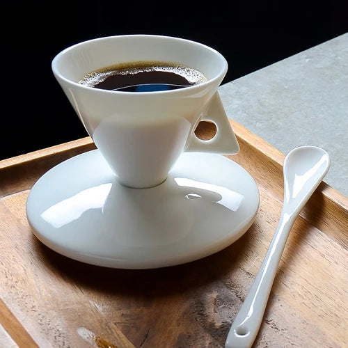 Ensemble de tasses et soucoupes à café exquisément préparées à la main