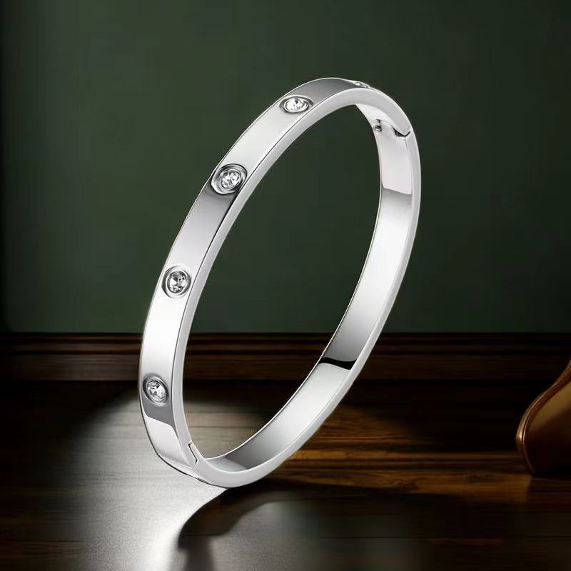 Bracelet en acier titane élégant pour femmes