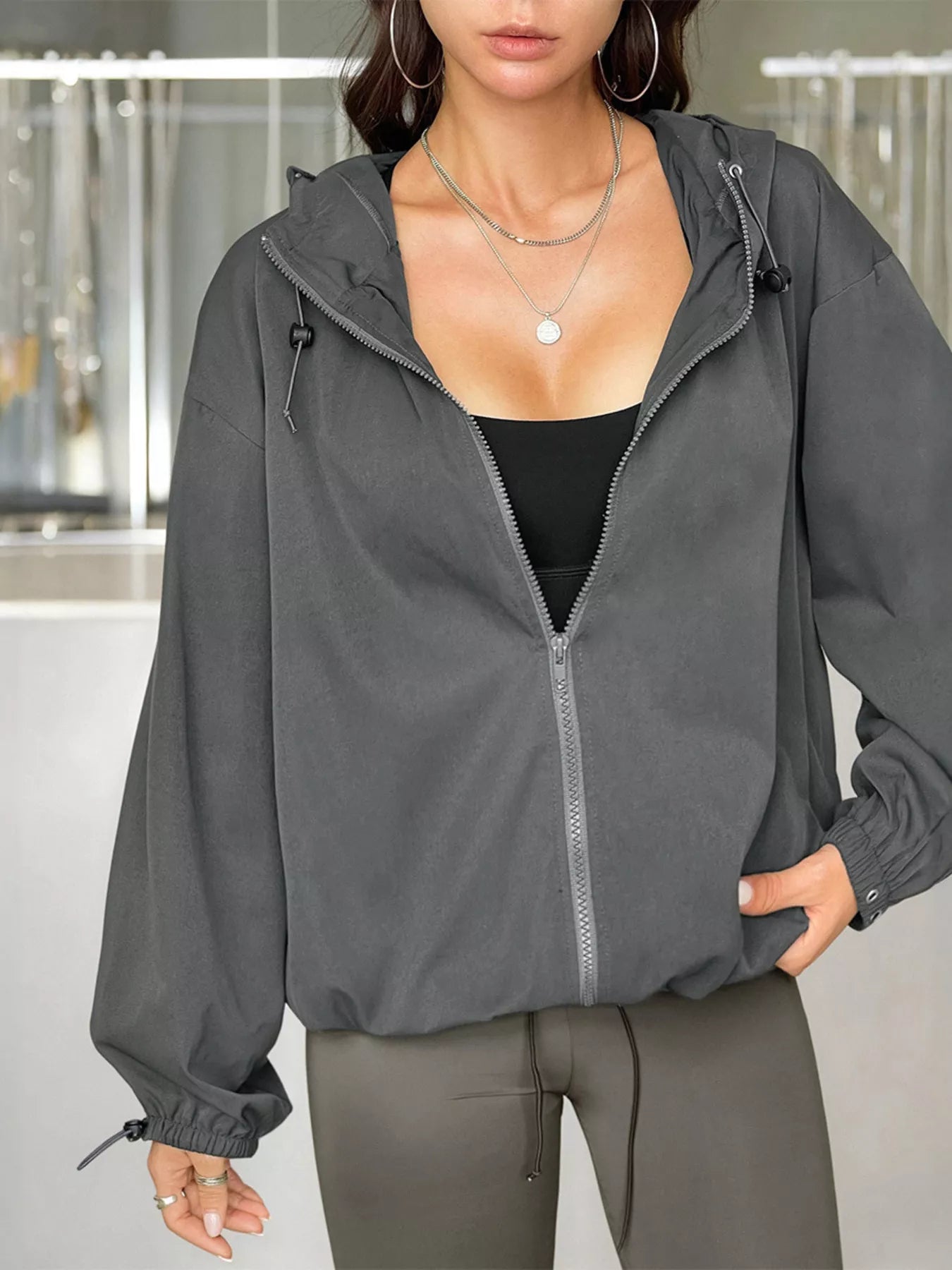 Veste à capuche zippée avec cordon de serrage