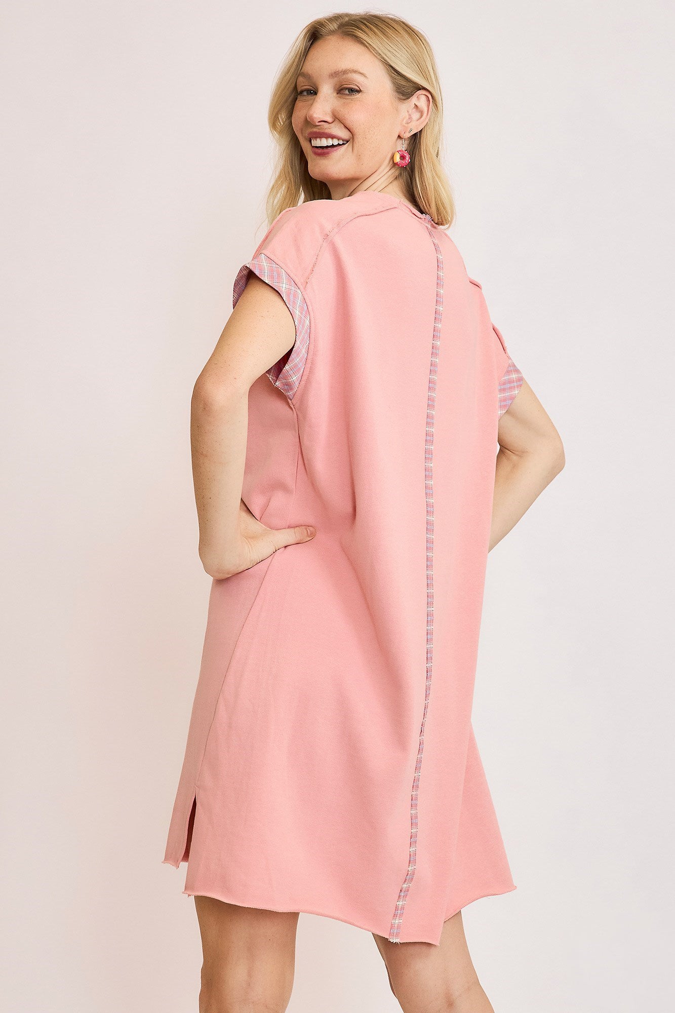 Vestido Mini de Manga Corta con Apliques de Cuadros de Paz para Mujeres