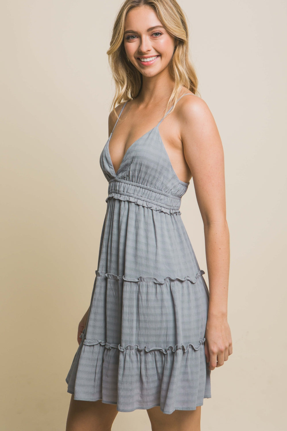 Vestido Cami con Volantes y Escote en V - Elegancia Veraniega Sin Esfuerzo