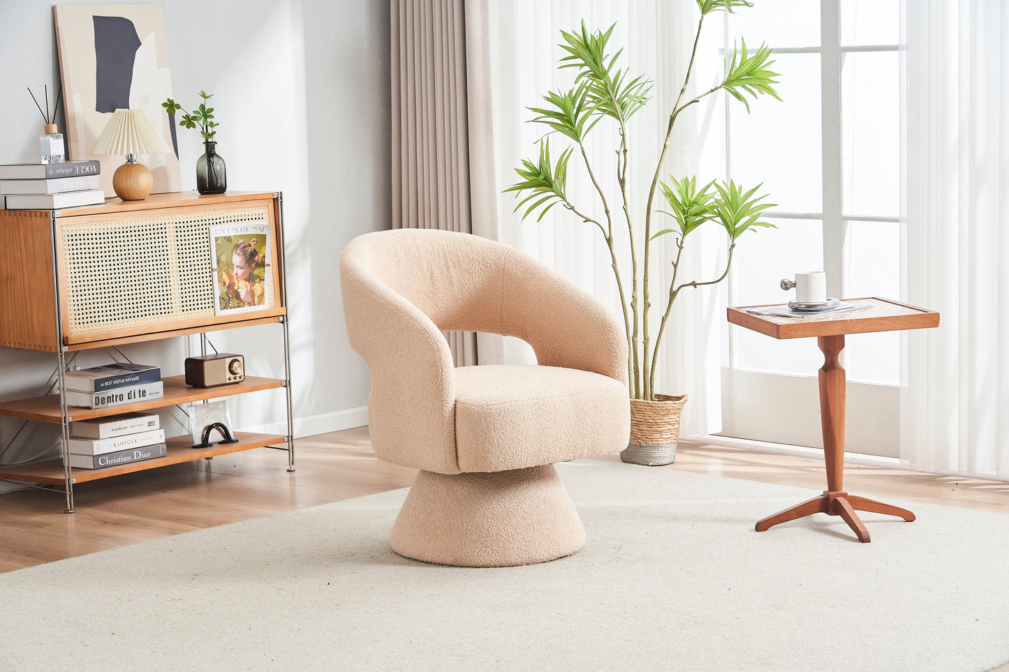 Fauteuil pivotant en tissu teddy nude