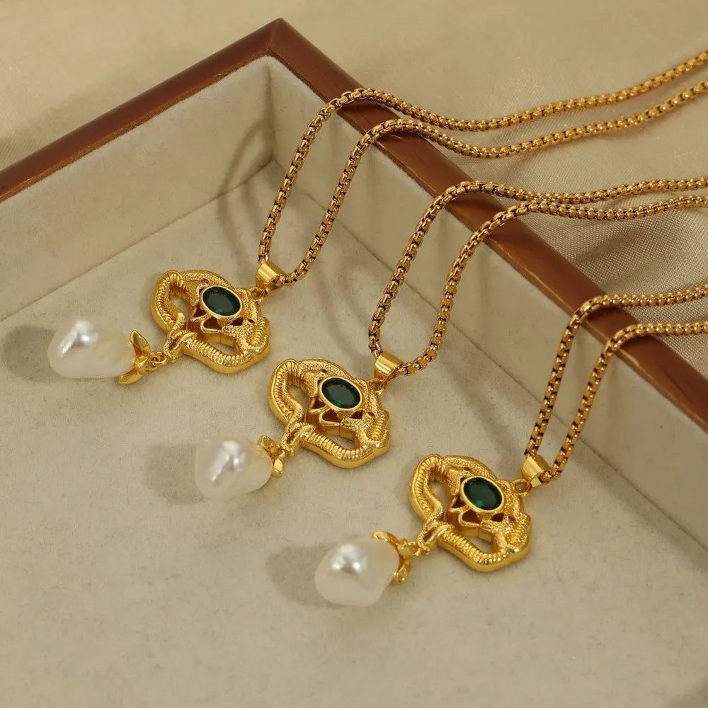 Collier géométrique en acier titane avec perles d'eau douce