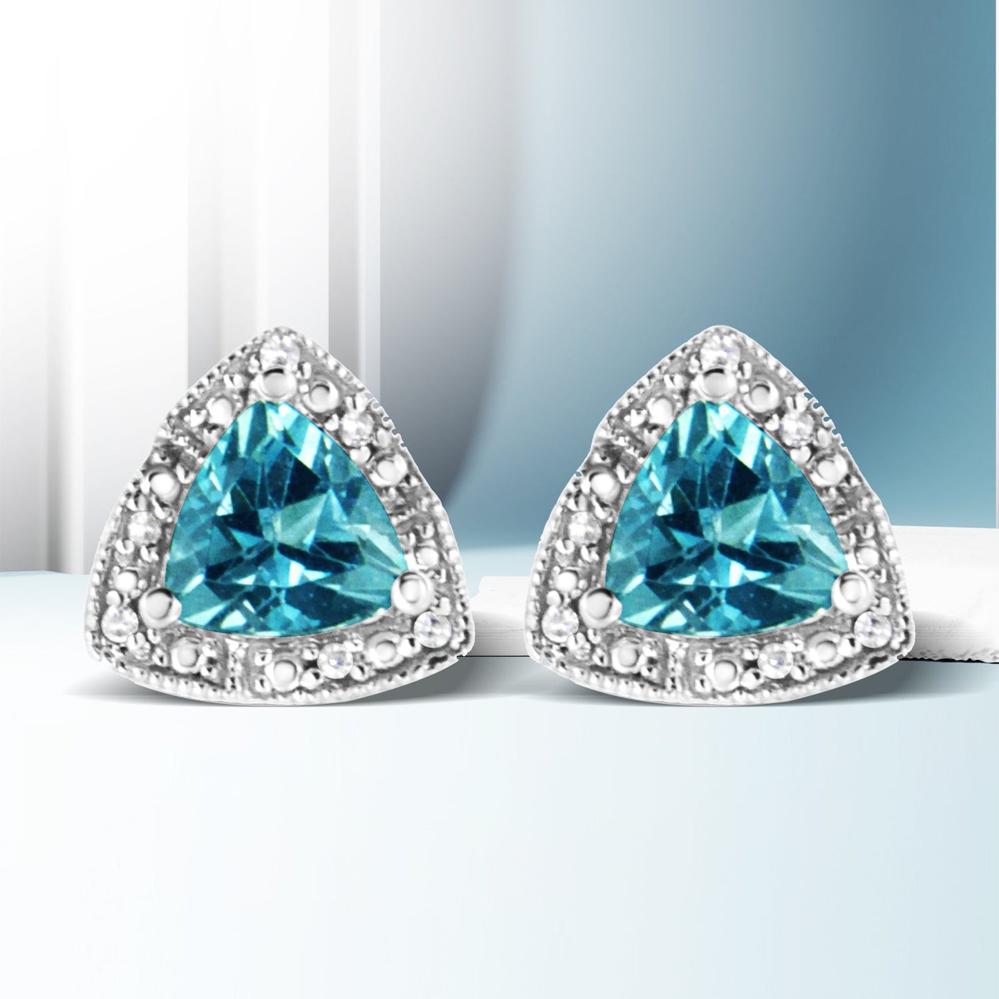 Boucles d'oreilles en argent sterling .925 avec topaze bleue taille trillion et accents en diamant