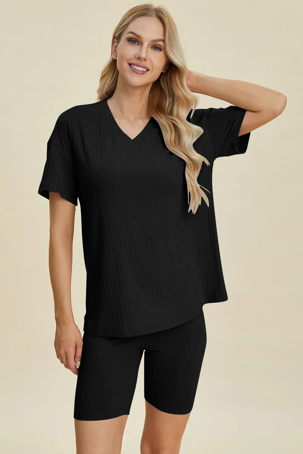 Conjunto de Top y Shorts de Cuello en V de Tamaño Completo Basic Bae