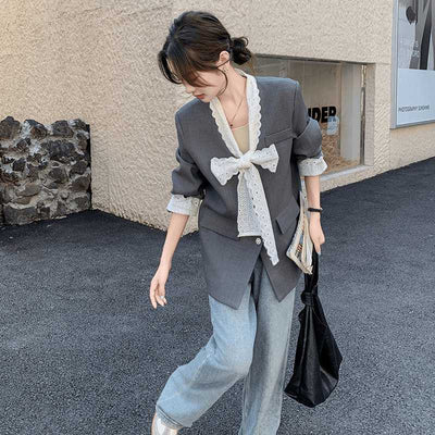 Blazer décontracté gris avec panneaux en dentelle