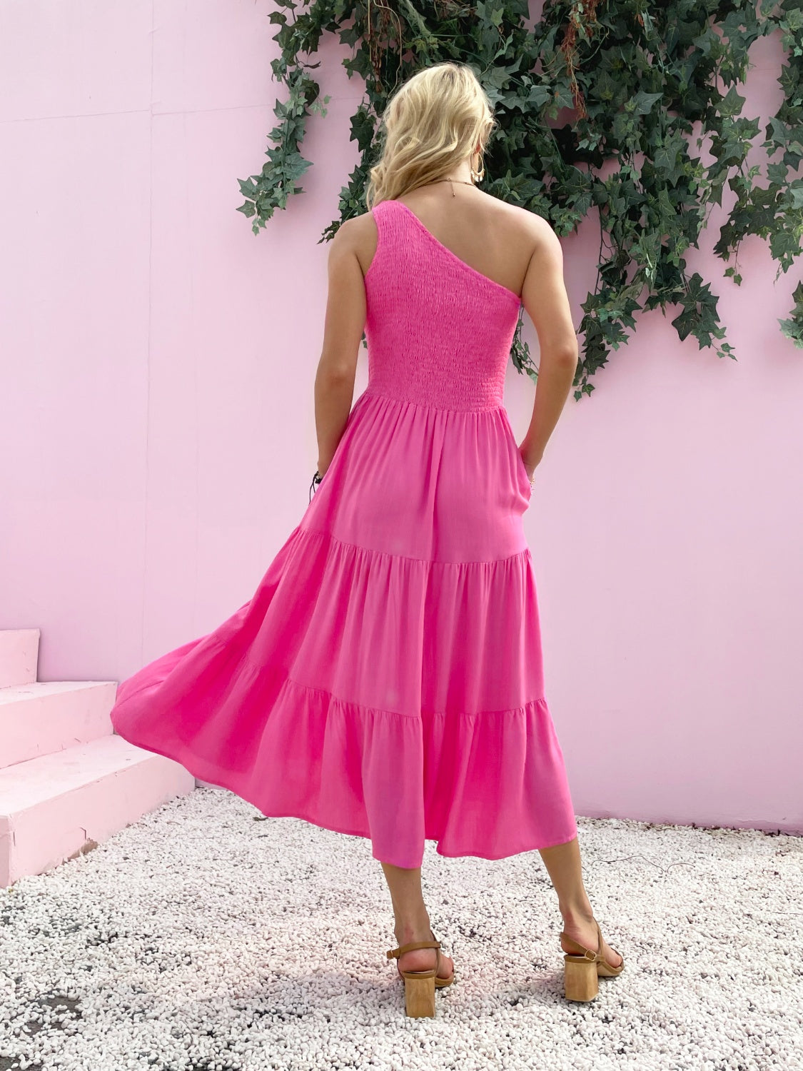 Vestido sin mangas de un solo hombro con fruncido elegante