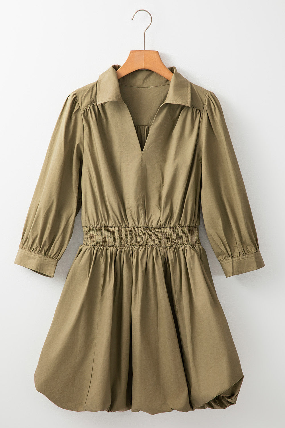 Elegante vestido mini verde con diseño smock atemporal