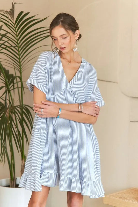 Vestido Babydoll de Cuello en V a Rayas con Dobladillo Volante