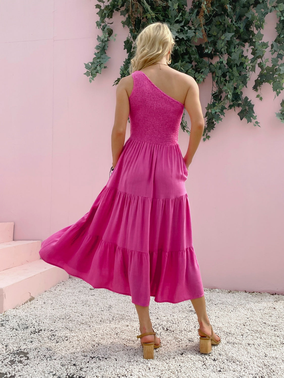 Vestido sin mangas de un solo hombro con fruncido elegante