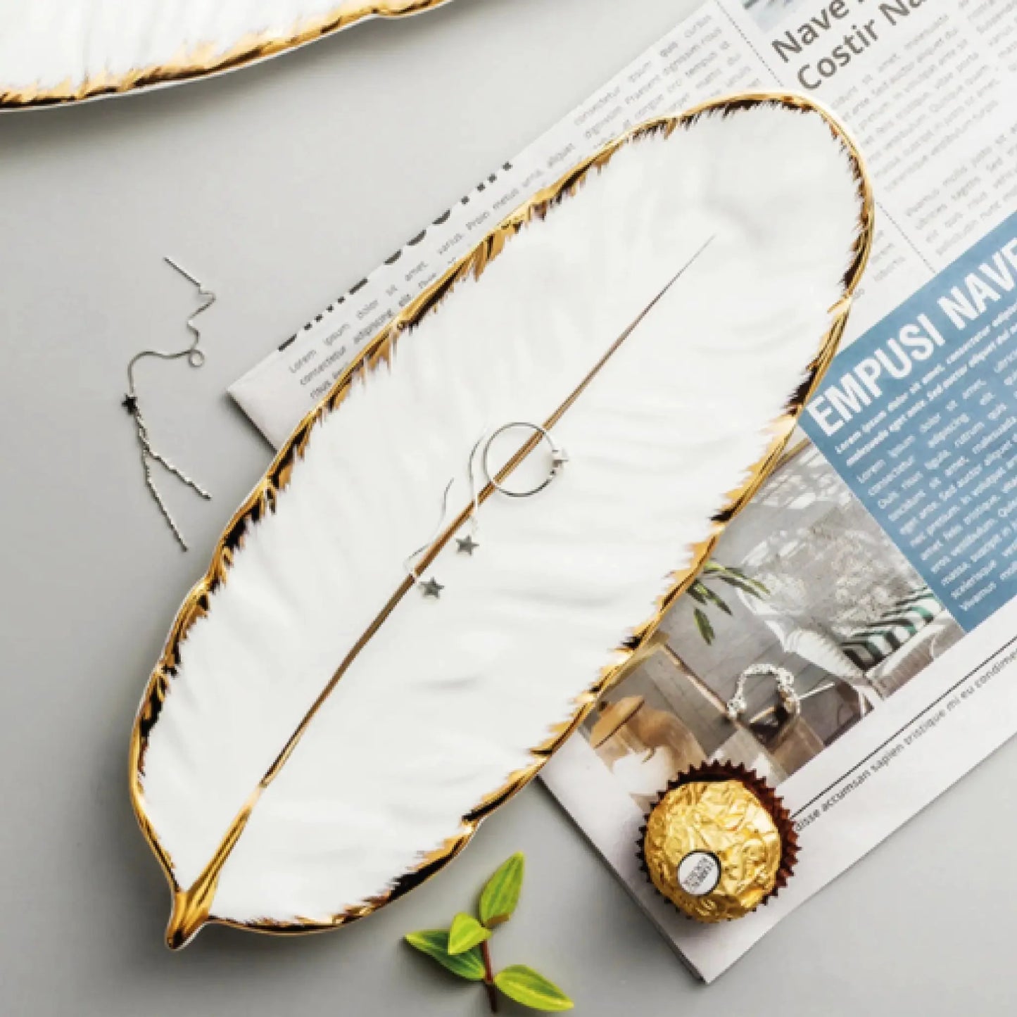 Assiette Élégante en Feuille pour un Service Stylé