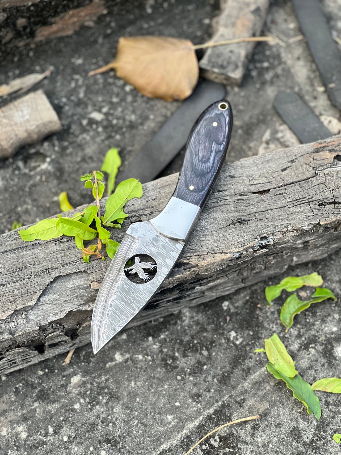 Custom Damascus Steel Fixed Blade Knife - Perfect for Hunting - Korvel