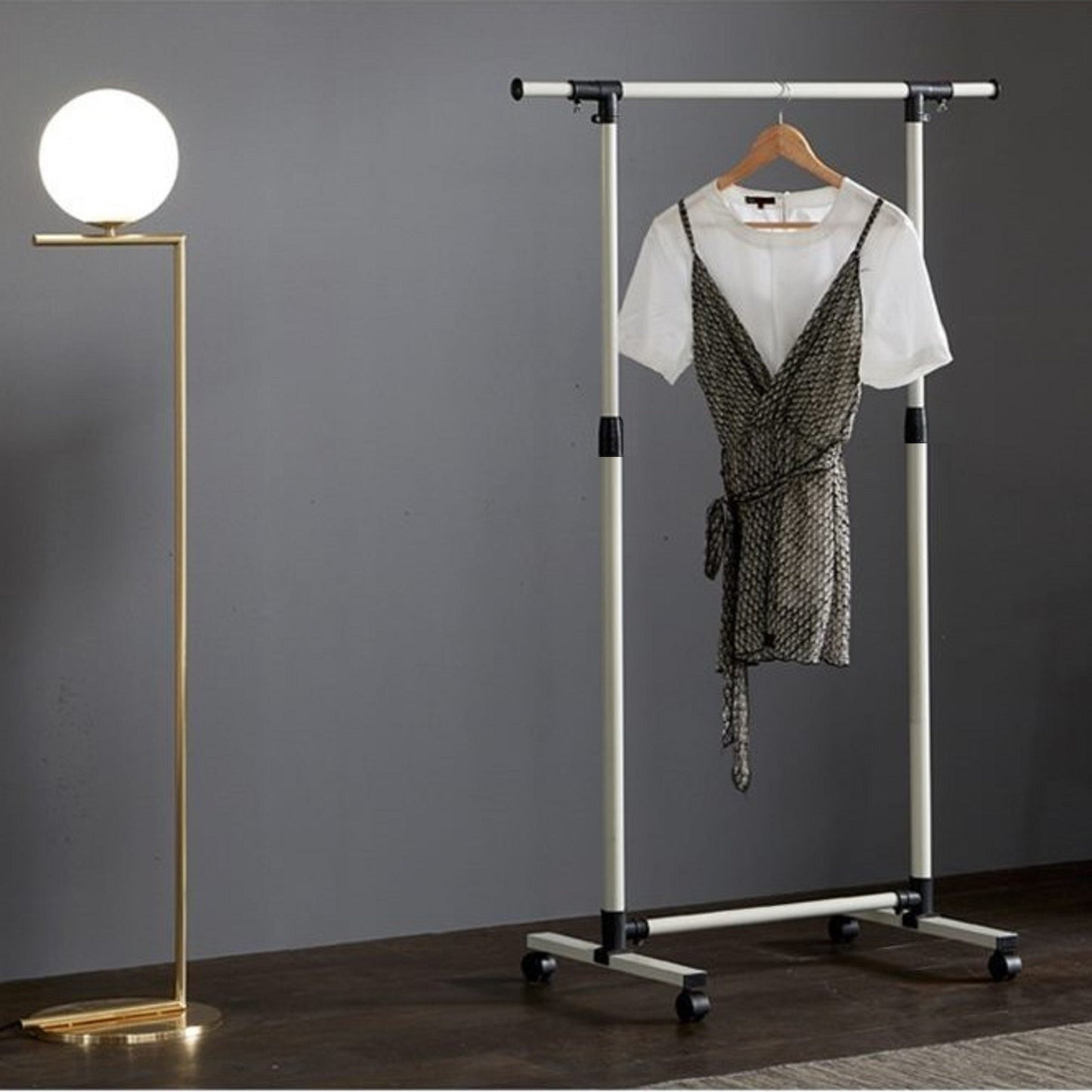 Porte-vêtements roulant robuste avec étagères inférieures