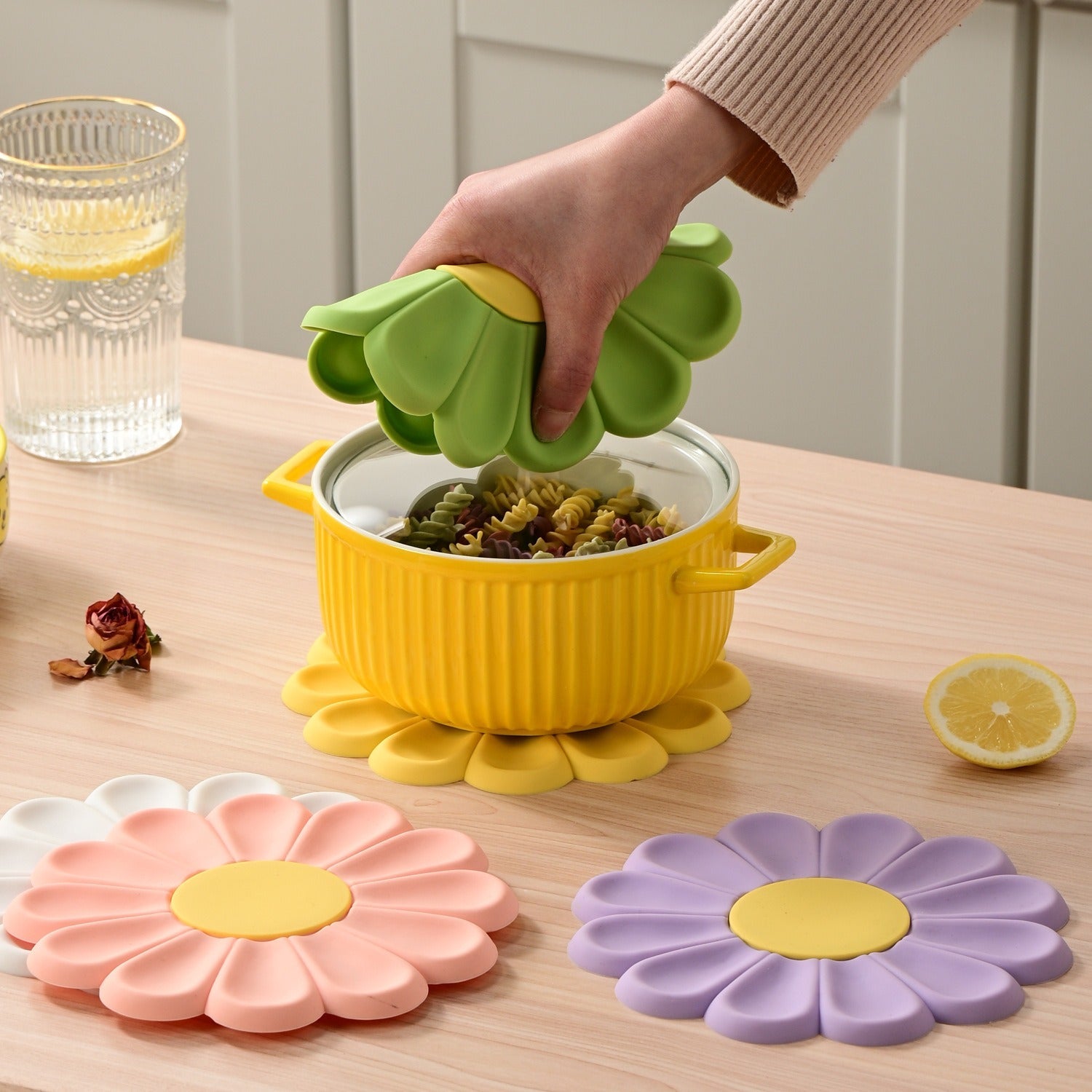 Creative Daisy Flower Household Oil and Heat Resistant Small Fresh Japanese and Korean Bowl and Plate Mats - Korvel