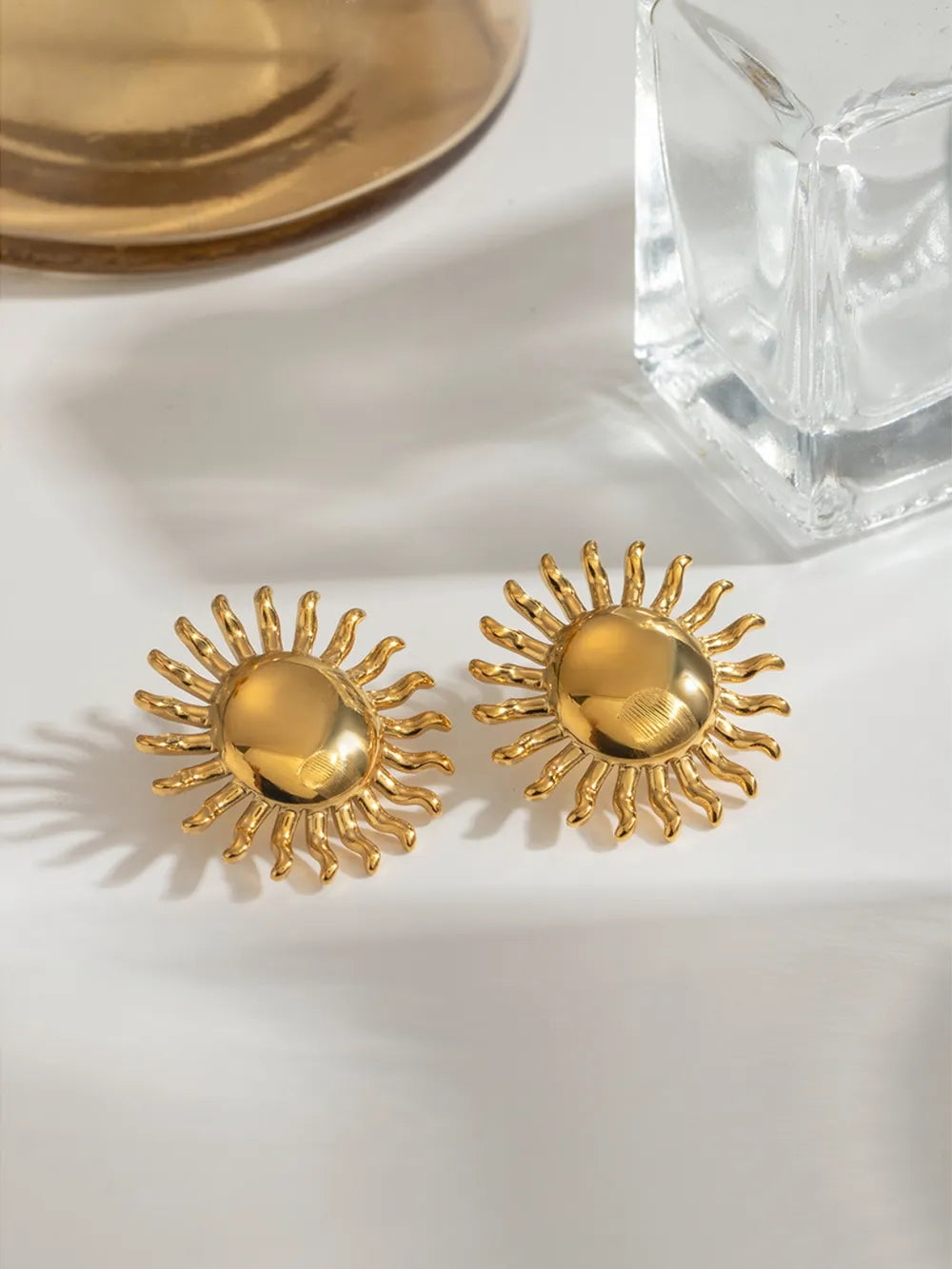 Pendientes de Stud de Sol de Acero Inoxidable Baño en Oro de 18K