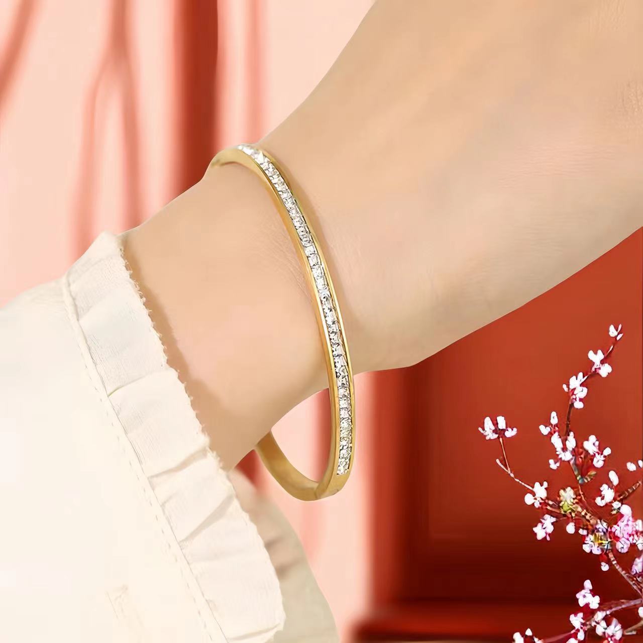Bracelet en acier titane élégant pour femmes
