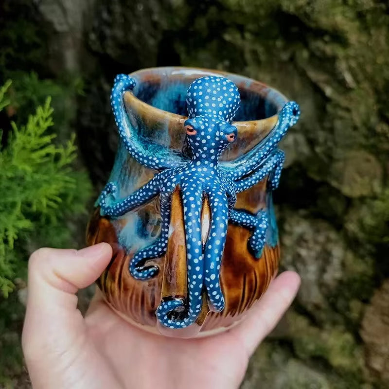 Taza de Pulpo Azul Profundo Hecha a Mano para Bebidas Calientes y Frías