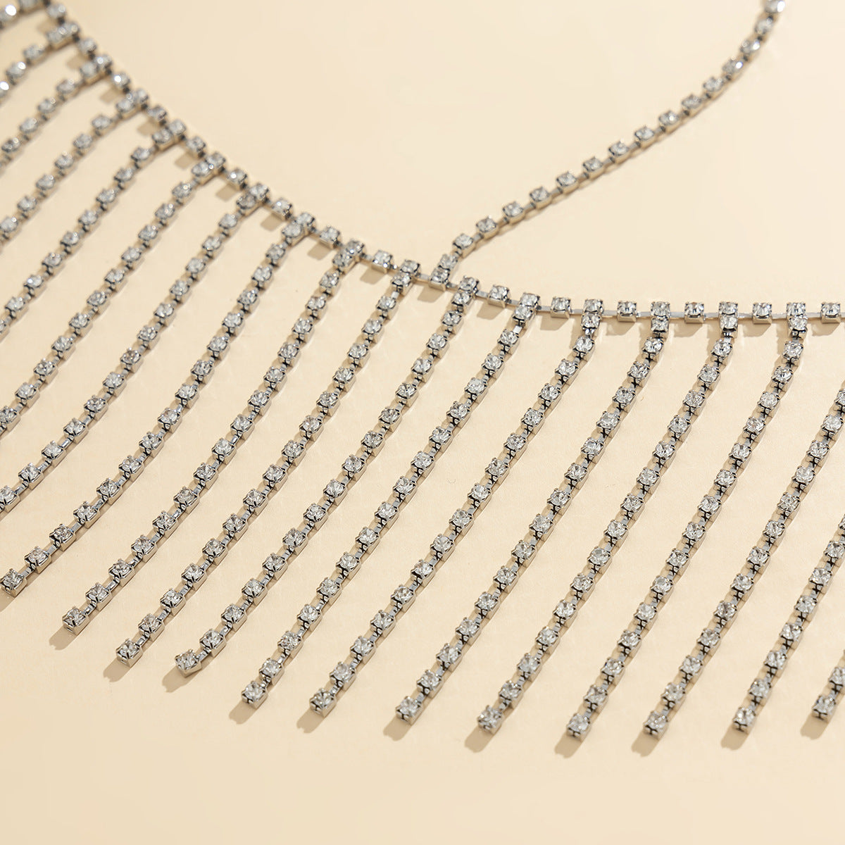 Joyería Corporal de Cadena con Garra de Plata Elegante