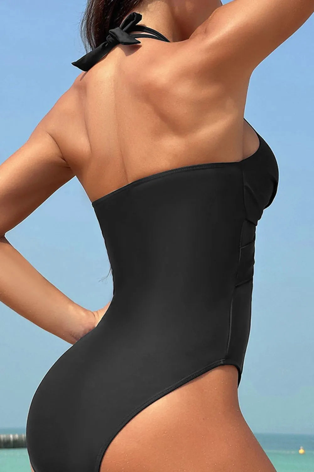 Traje de baño de una pieza con cuello halter entrecruzado