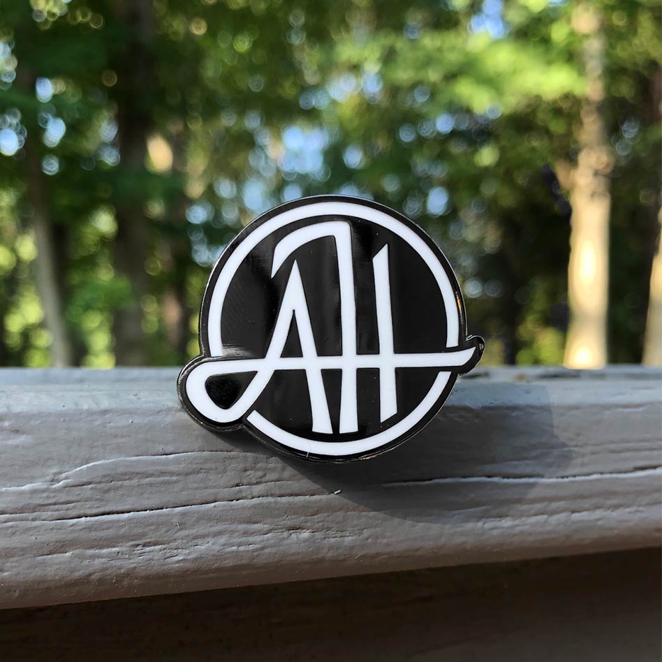 Pin de Adam Hammes con respaldo metálico de bloqueo