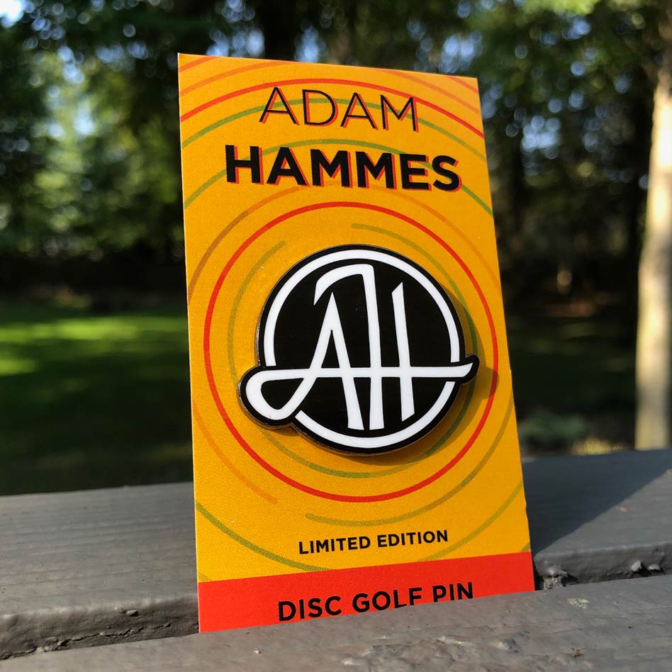 Pin de Adam Hammes con respaldo metálico de bloqueo