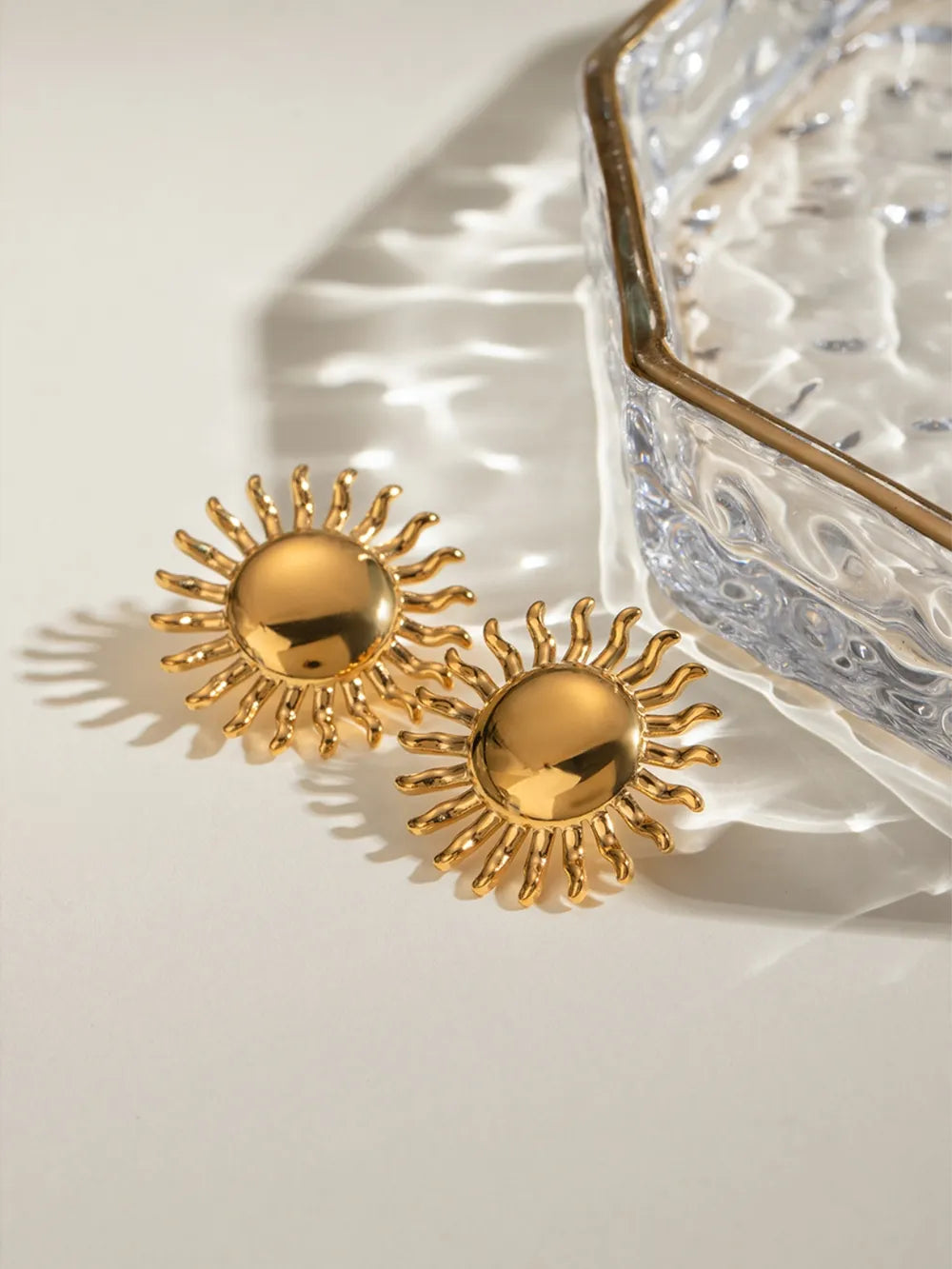Pendientes de Stud de Sol de Acero Inoxidable Baño en Oro de 18K