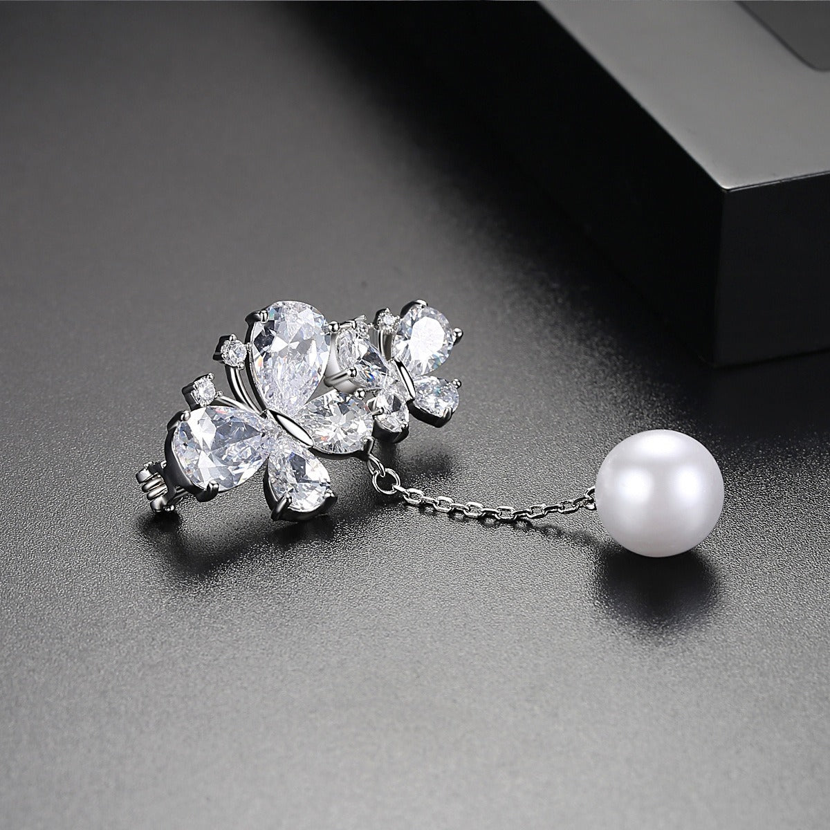 Zircon Butterfly Pin Fashion Korean Edition AAA Zircon Butterfly Design Pearl Women's Small Suit Accessories - Korvel