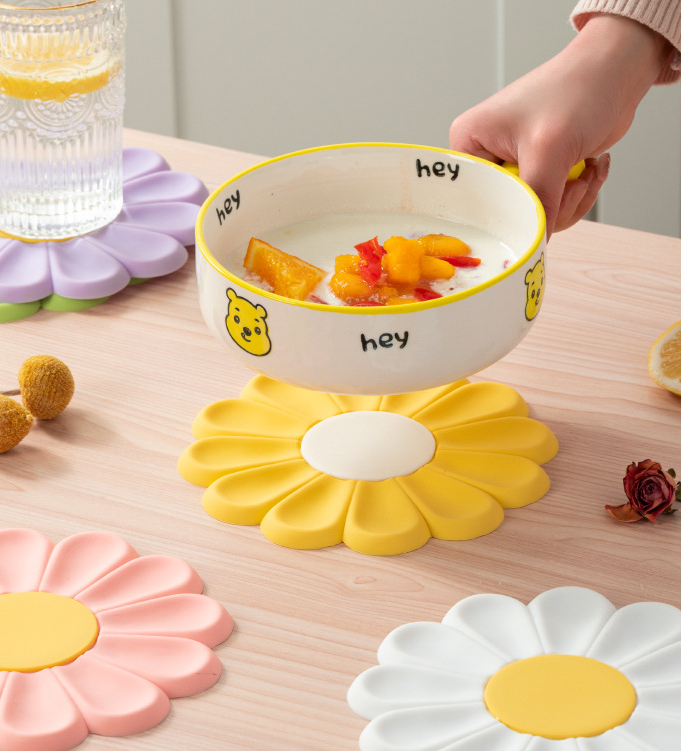 Creative Daisy Flower Household Oil and Heat Resistant Small Fresh Japanese and Korean Bowl and Plate Mats - Korvel