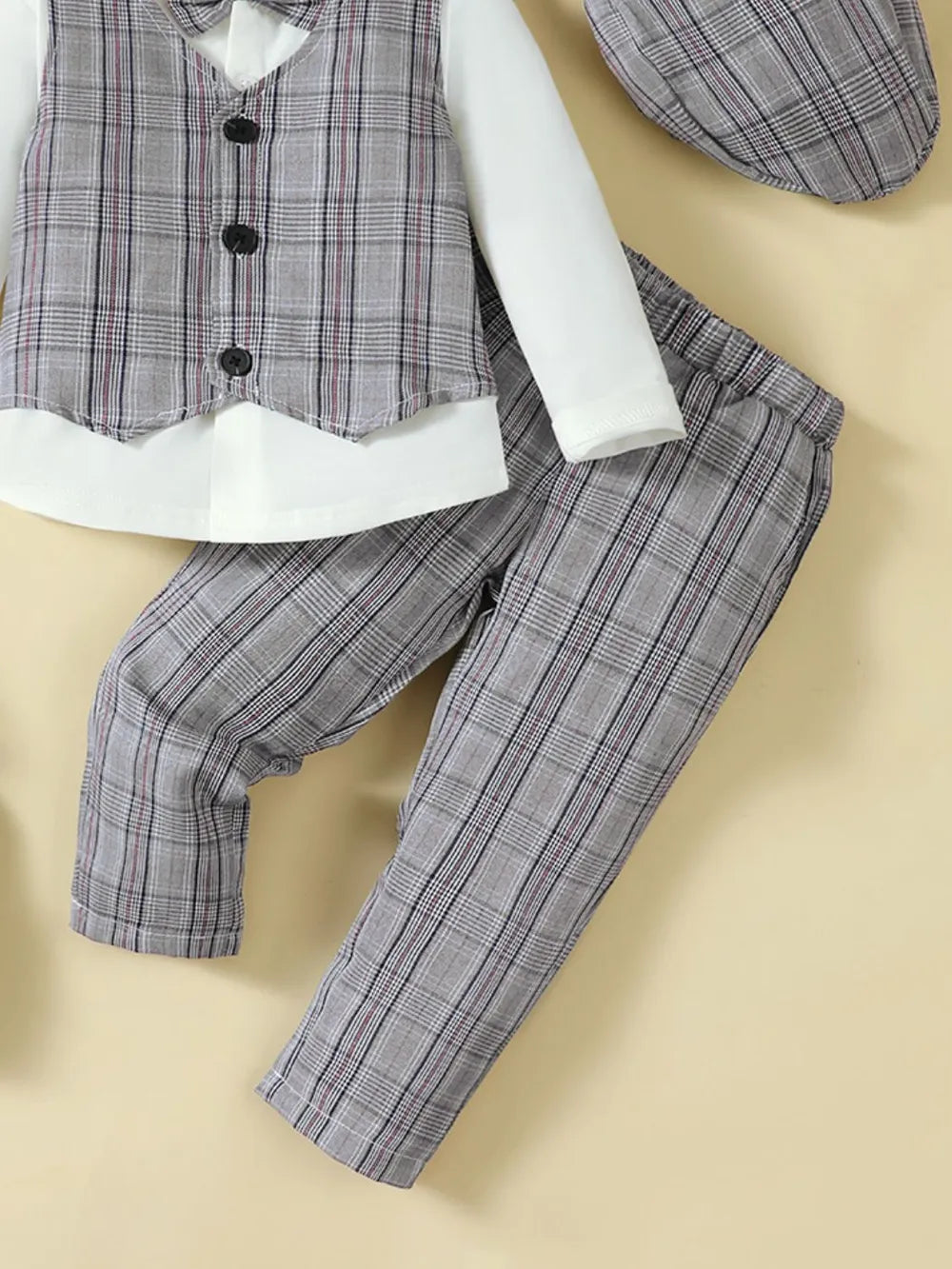 Conjunto de 4 Piezas: Sombrero, Camisa de Manga Larga, Chaleco a Cuadros y Pantalones