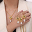 Collier géométrique en acier titane avec perles d'eau douce