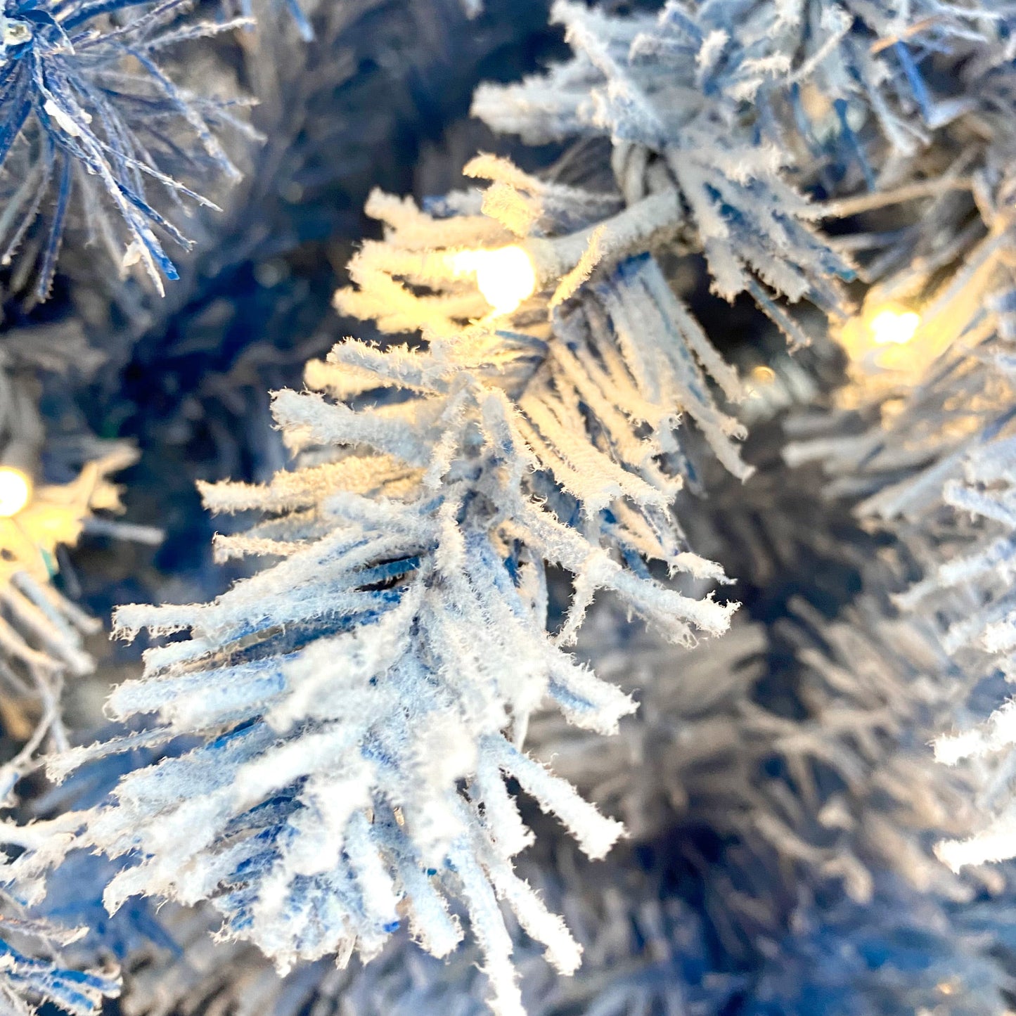 6FT pre ignited hinge chain artificial fir Christmas tree, Christmas tree snowflake flocking person with 750 Christmas branches - Korvel