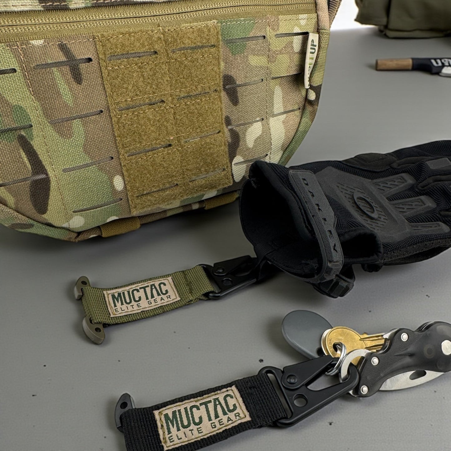 Clip para llavero MUCTAC MOLLE para rigs MOLLE y cinturones de servicio