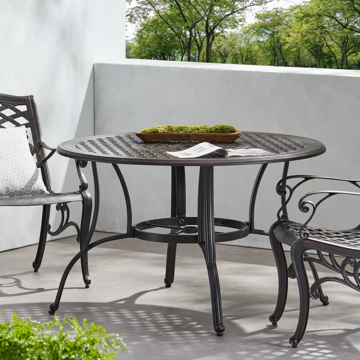 Outdoor Cast Aluminum Circular Dining Table in Bronze