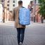 Elegante mochila de mano de cuero azul bebé para viajeros