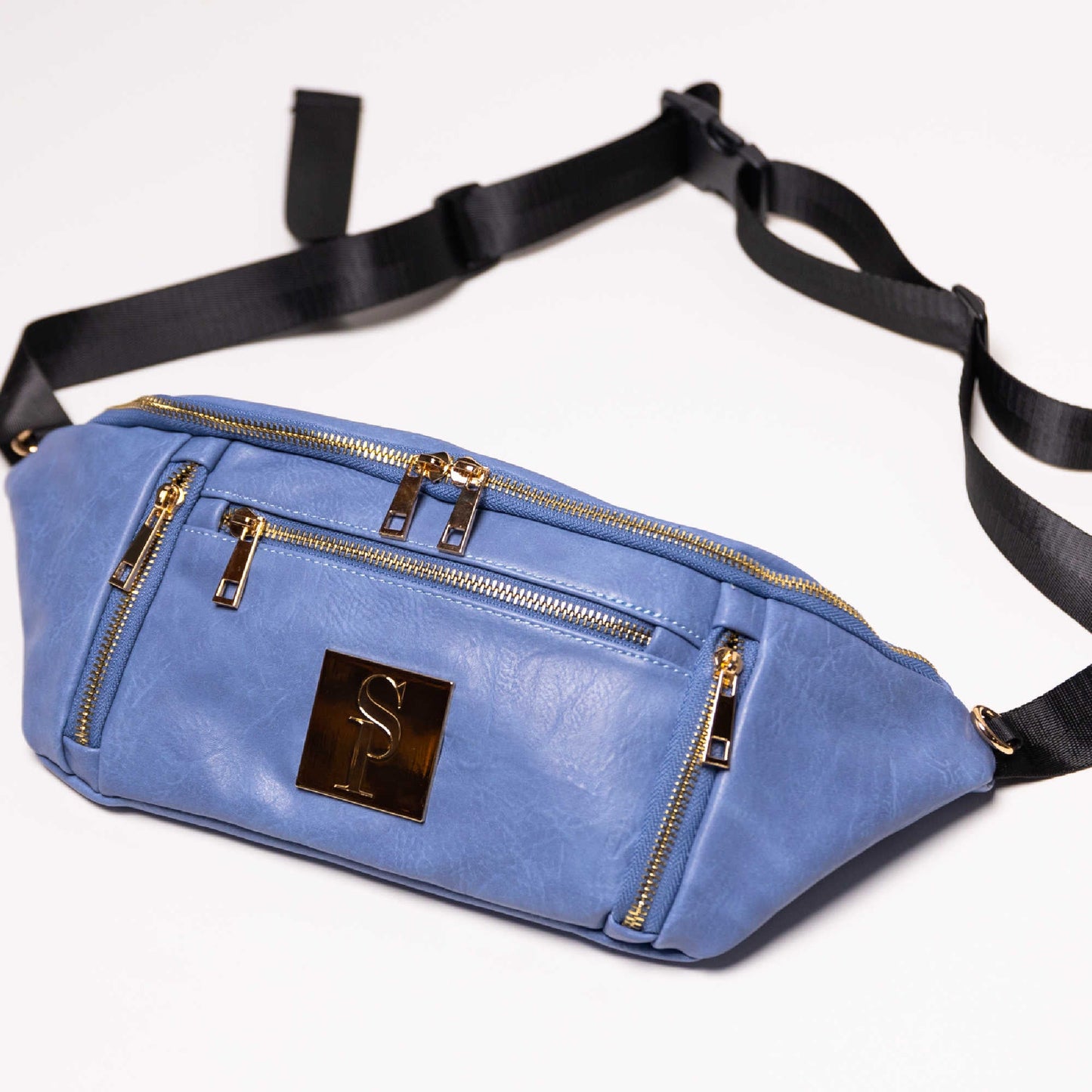 Bolso bandolera de piel azul bebé
