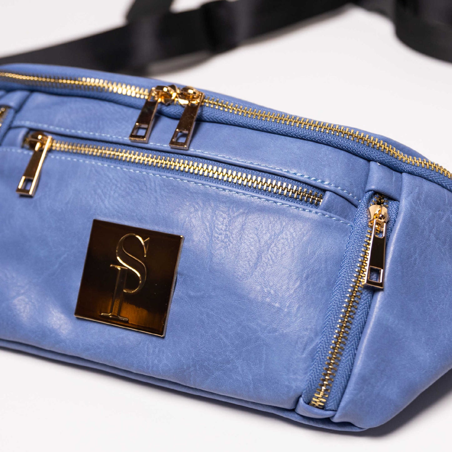 Bolso bandolera de piel azul bebé