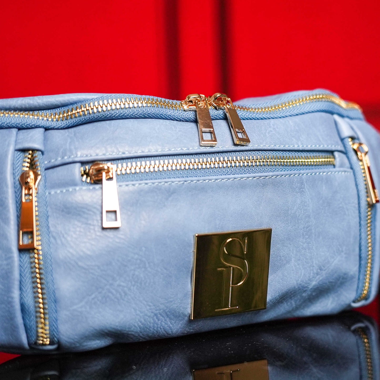 Bolso bandolera de piel azul bebé