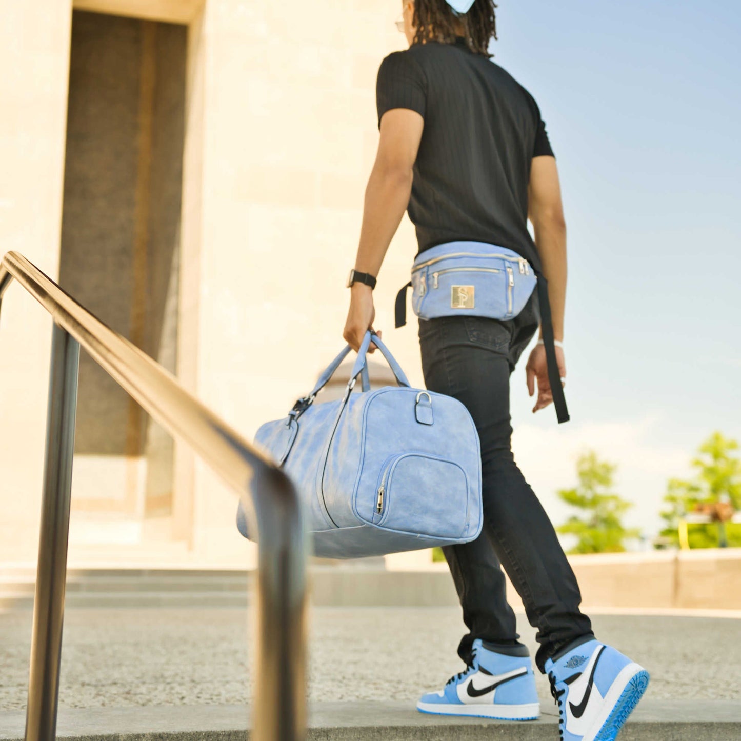 Bolso bandolera de piel azul bebé