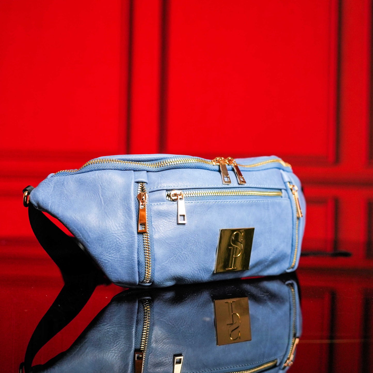 Bolso bandolera de piel azul bebé