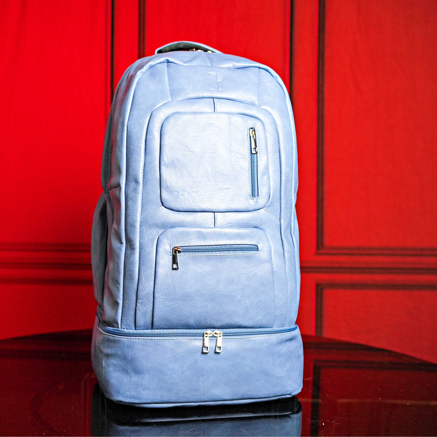 Elegante mochila de mano de cuero azul bebé para viajeros