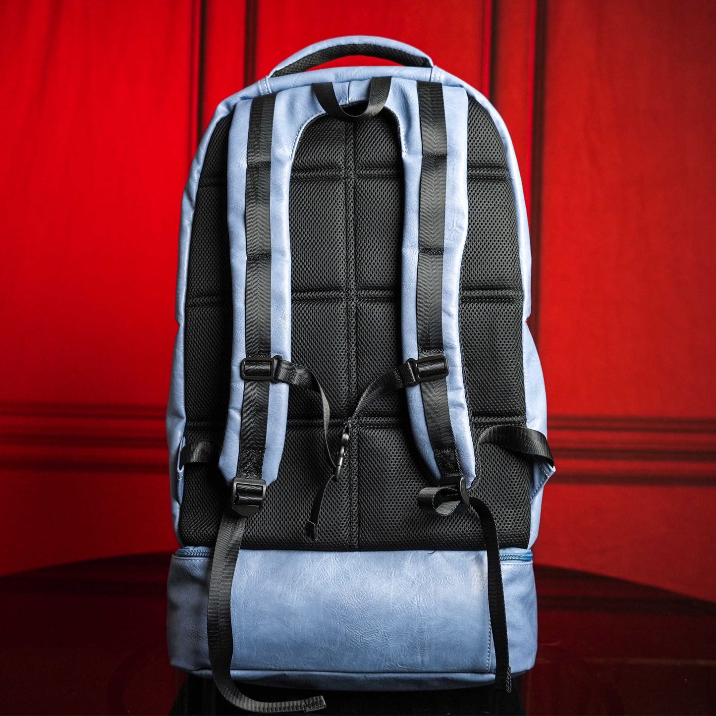 Mochila de mano patentada de cuero azul bebé