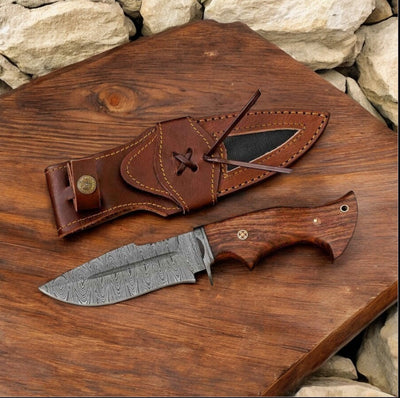 Exquisite Bobcat Knife - Handcrafted Damascus Steel with Luxurious Rosewood Handle & Leather Sheath - Korvel