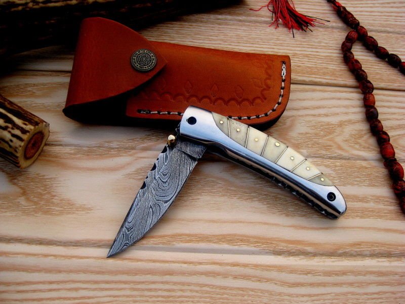 Damascus Steel Folding Knife - Exquisite Bone Handle Design - Korvel